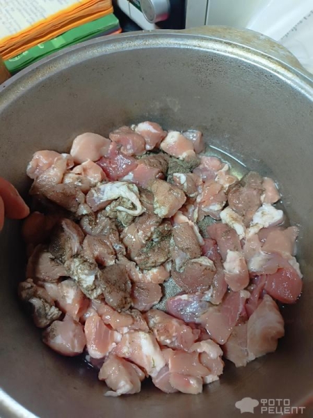 Рецепт: Мясо с горчицей и рисовой мукой - Тушёные с корнишонами, луком и томатной пастой