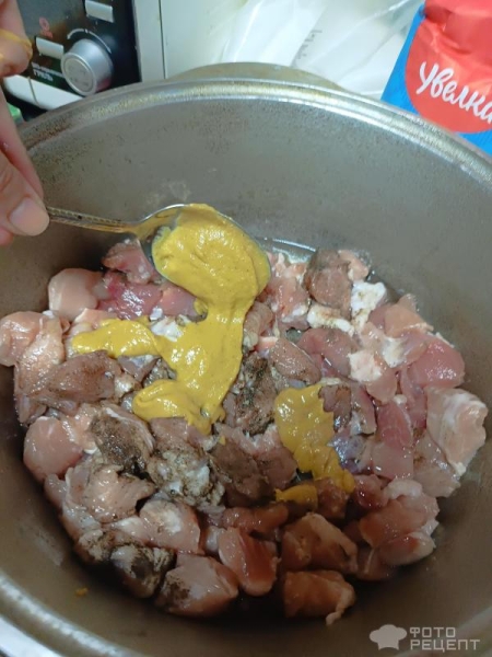 Рецепт: Мясо с горчицей и рисовой мукой - Тушёные с корнишонами, луком и томатной пастой