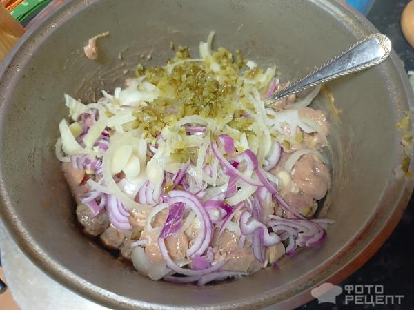 Рецепт: Мясо с горчицей и рисовой мукой - Тушёные с корнишонами, луком и томатной пастой