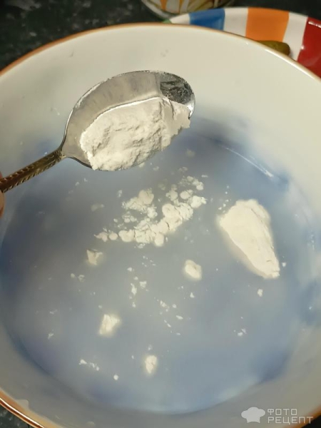 Рецепт: Мясо с горчицей и рисовой мукой - Тушёные с корнишонами, луком и томатной пастой