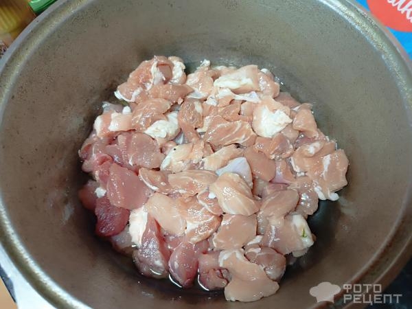 Рецепт: Мясо с горчицей и рисовой мукой - Тушёные с корнишонами, луком и томатной пастой