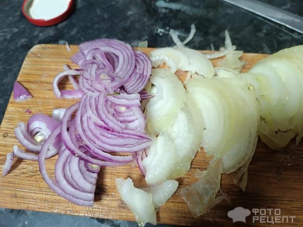 Рецепт: Мясо с горчицей и рисовой мукой - Тушёные с корнишонами, луком и томатной пастой