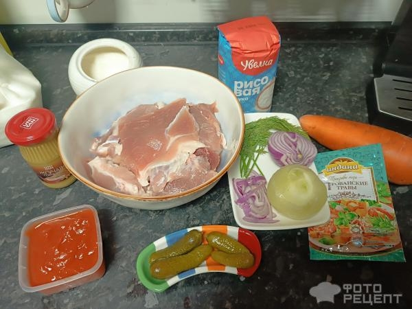 Рецепт: Мясо с горчицей и рисовой мукой - Тушёные с корнишонами, луком и томатной пастой