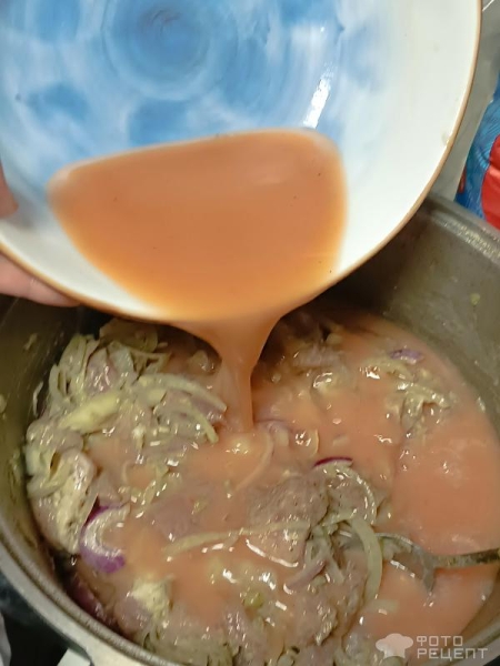 Рецепт: Мясо с горчицей и рисовой мукой - Тушёные с корнишонами, луком и томатной пастой