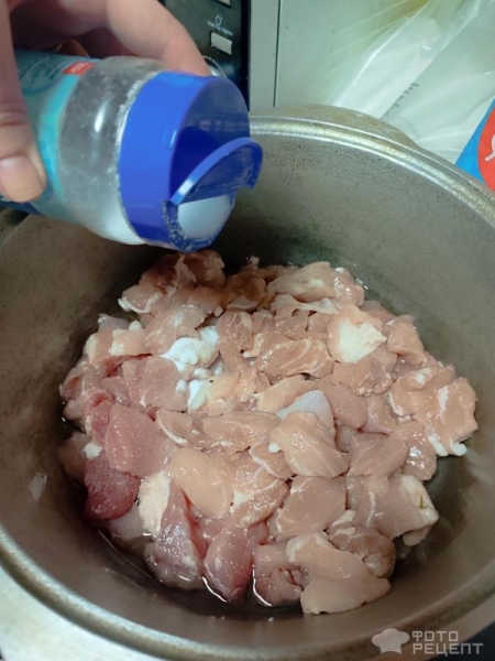 Рецепт: Мясо с горчицей и рисовой мукой - Тушёные с корнишонами, луком и томатной пастой