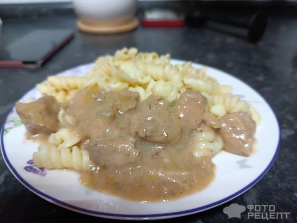 Рецепт: Мясо с горчицей и рисовой мукой - Тушёные с корнишонами, луком и томатной пастой