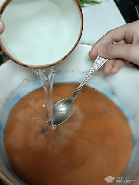 Рецепт: Мясо с горчицей и рисовой мукой - Тушёные с корнишонами, луком и томатной пастой