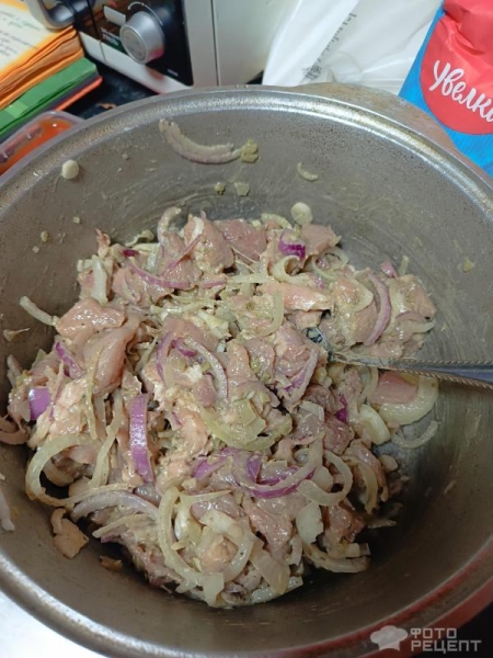 Рецепт: Мясо с горчицей и рисовой мукой - Тушёные с корнишонами, луком и томатной пастой