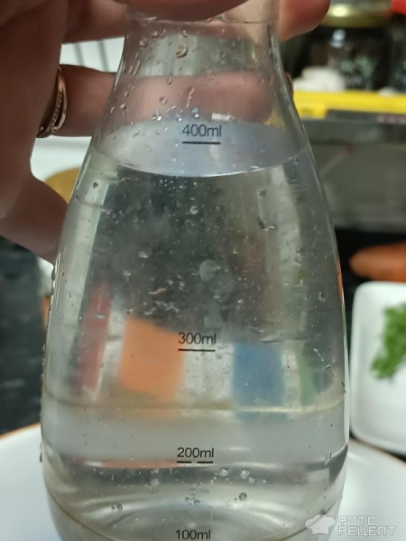 Рецепт: Мясо с горчицей и рисовой мукой - Тушёные с корнишонами, луком и томатной пастой