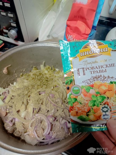 Рецепт: Мясо с горчицей и рисовой мукой - Тушёные с корнишонами, луком и томатной пастой