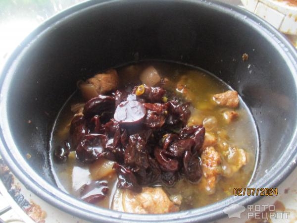 Рецепт: Мясо со сливами и соусом - супер праздничное блюдо