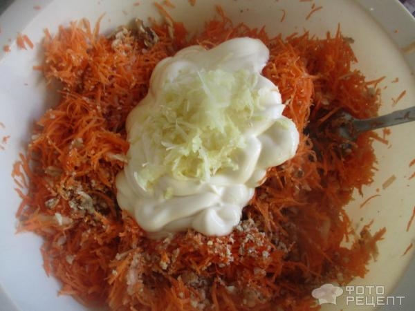 Рецепт: Морковный салат - с чесноком, орехами, яблоками под майонезом Рецепт: Морковный салат - с чесноком, орехами, яблоками под майонезом