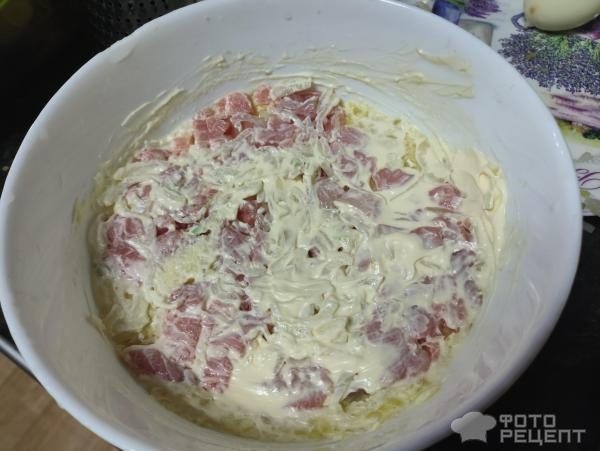 Рецепт: Нежный слоеный салат со слабосоленной форелью - С сыром Рецепт: Нежный слоеный салат со слабосоленной форелью - С сыром