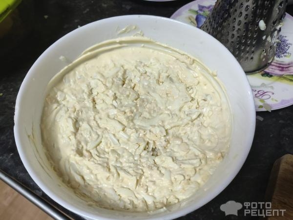 Рецепт: Нежный слоеный салат со слабосоленной форелью - С сыром Рецепт: Нежный слоеный салат со слабосоленной форелью - С сыром