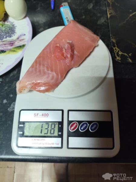 Рецепт: Нежный слоеный салат со слабосоленной форелью - С сыром Рецепт: Нежный слоеный салат со слабосоленной форелью - С сыром