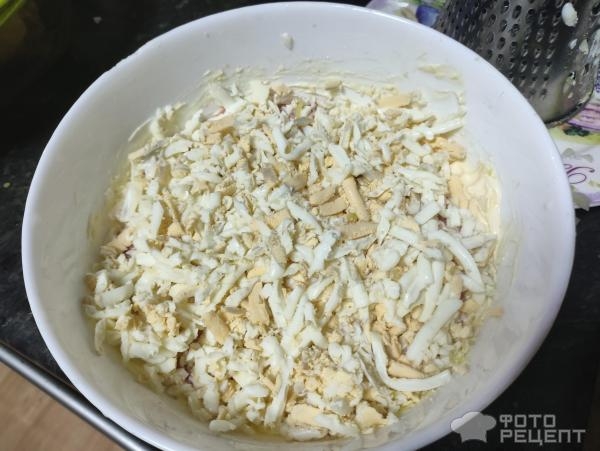 Рецепт: Нежный слоеный салат со слабосоленной форелью - С сыром Рецепт: Нежный слоеный салат со слабосоленной форелью - С сыром