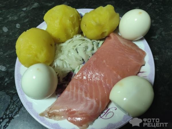 Рецепт: Нежный слоеный салат со слабосоленной форелью - С сыром Рецепт: Нежный слоеный салат со слабосоленной форелью - С сыром