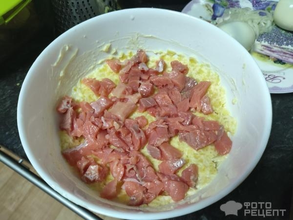 Рецепт: Нежный слоеный салат со слабосоленной форелью - С сыром Рецепт: Нежный слоеный салат со слабосоленной форелью - С сыром