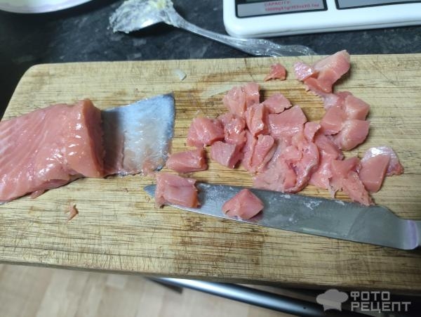 Рецепт: Нежный слоеный салат со слабосоленной форелью - С сыром Рецепт: Нежный слоеный салат со слабосоленной форелью - С сыром