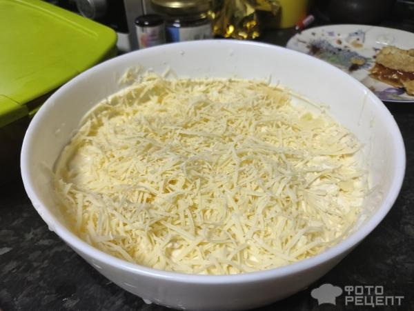 Рецепт: Нежный слоеный салат со слабосоленной форелью - С сыром Рецепт: Нежный слоеный салат со слабосоленной форелью - С сыром