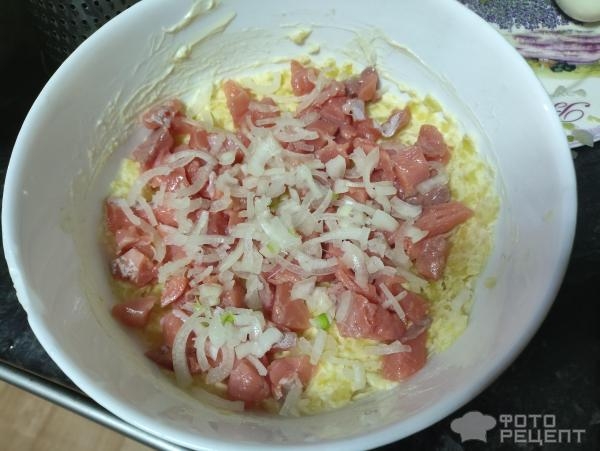 Рецепт: Нежный слоеный салат со слабосоленной форелью - С сыром Рецепт: Нежный слоеный салат со слабосоленной форелью - С сыром