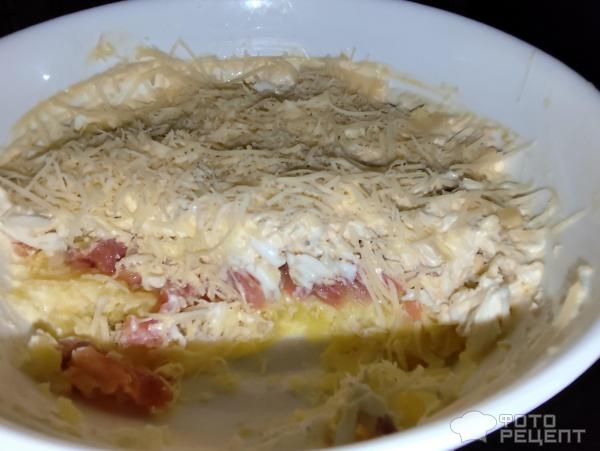 Рецепт: Нежный слоеный салат со слабосоленной форелью - С сыром Рецепт: Нежный слоеный салат со слабосоленной форелью - С сыром