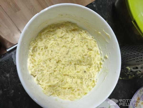 Рецепт: Нежный слоеный салат со слабосоленной форелью - С сыром Рецепт: Нежный слоеный салат со слабосоленной форелью - С сыром