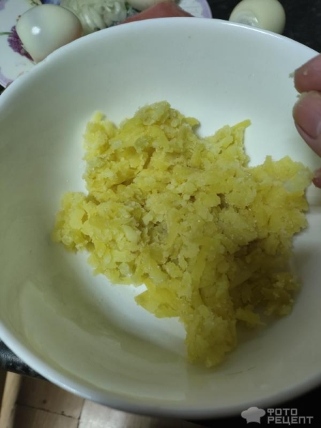 Рецепт: Нежный слоеный салат со слабосоленной форелью - С сыром Рецепт: Нежный слоеный салат со слабосоленной форелью - С сыром