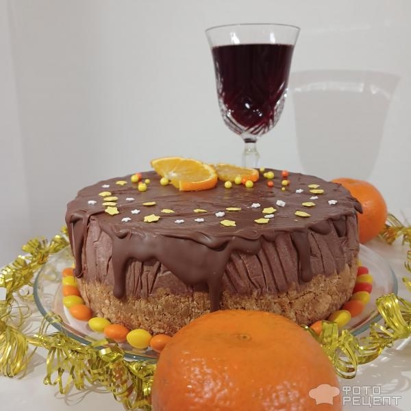 Рецепт: Новогодний шоколадный чизкейк без выпечки с апельсиновой цедрой и шоколадной глазурью - Рецепт нежнейшего домашнего чизкейка, на апельсиново-песочной основе. Новогодний чизкейк с шоколадом и нотками цитруса.