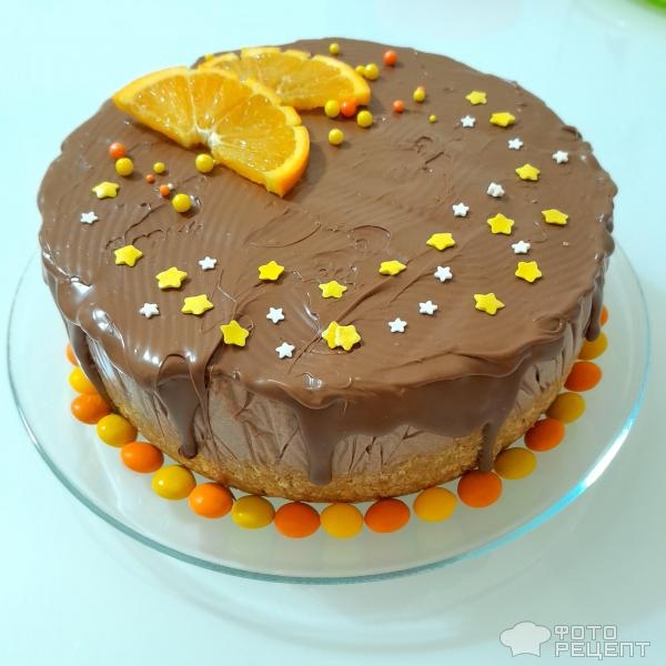 Рецепт: Новогодний шоколадный чизкейк без выпечки с апельсиновой цедрой и шоколадной глазурью - Рецепт нежнейшего домашнего чизкейка, на апельсиново-песочной основе. Новогодний чизкейк с шоколадом и нотками цитруса.
