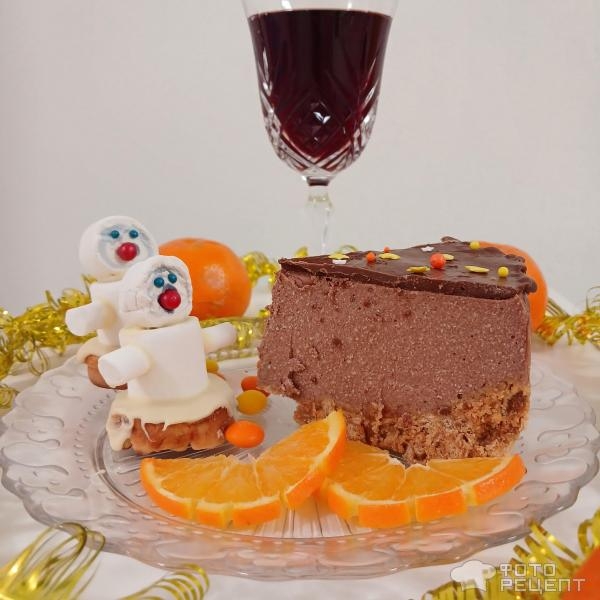 Рецепт: Новогодний шоколадный чизкейк без выпечки с апельсиновой цедрой и шоколадной глазурью - Рецепт нежнейшего домашнего чизкейка, на апельсиново-песочной основе. Новогодний чизкейк с шоколадом и нотками цитруса.