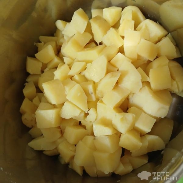 Рецепт: Окрошка на минеральной воде - С копчёной колбаской и заправкой из греческого йогурта Рецепт: Окрошка на минеральной воде - С копчёной колбаской и заправкой из греческого йогурта