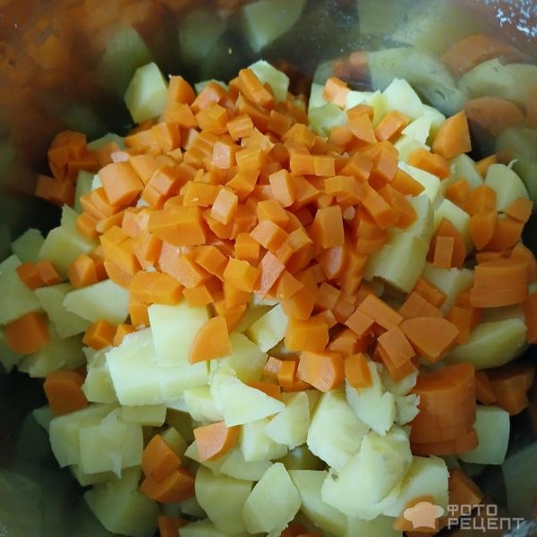 Рецепт: Окрошка на минеральной воде - С копчёной колбаской и заправкой из греческого йогурта Рецепт: Окрошка на минеральной воде - С копчёной колбаской и заправкой из греческого йогурта