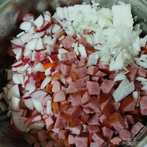 Рецепт: Окрошка на минеральной воде - С копчёной колбаской и заправкой из греческого йогурта Рецепт: Окрошка на минеральной воде - С копчёной колбаской и заправкой из греческого йогурта