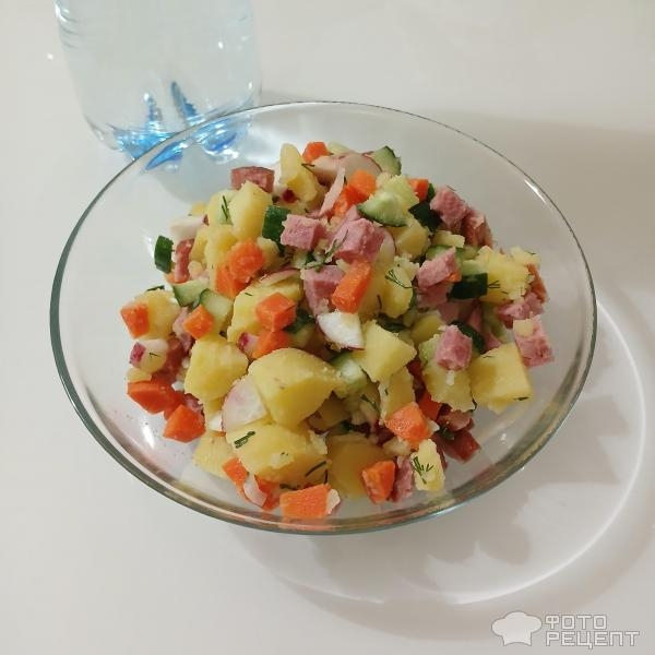 Рецепт: Окрошка на минеральной воде - С копчёной колбаской и заправкой из греческого йогурта Рецепт: Окрошка на минеральной воде - С копчёной колбаской и заправкой из греческого йогурта