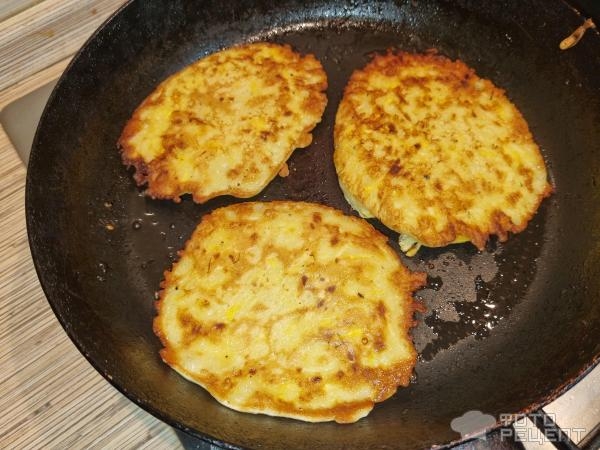 Рецепт: Оладьи из кабачков с чесноком - Когда хочется простой еды Рецепт: Оладьи из кабачков с чесноком - Когда хочется простой еды