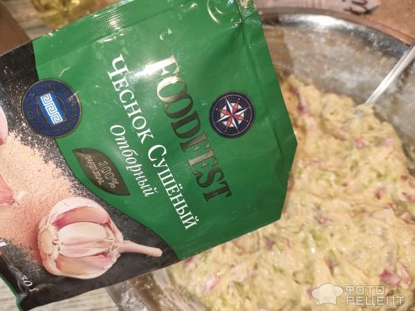 Рецепт: Оладьи из кабачков с чесноком - На блинной муке с колбасой Рецепт: Оладьи из кабачков с чесноком - На блинной муке с колбасой