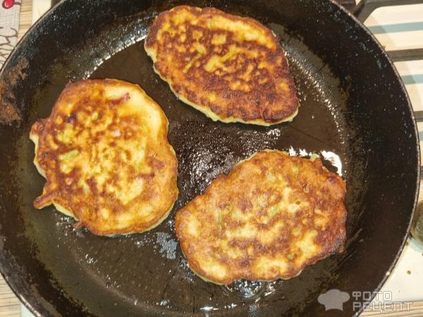 Рецепт: Оладьи из кабачков с чесноком - На блинной муке с колбасой Рецепт: Оладьи из кабачков с чесноком - На блинной муке с колбасой