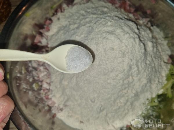 Рецепт: Оладьи из кабачков с чесноком - На блинной муке с колбасой Рецепт: Оладьи из кабачков с чесноком - На блинной муке с колбасой