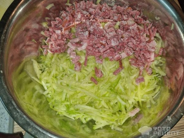 Рецепт: Оладьи из кабачков с чесноком - На блинной муке с колбасой Рецепт: Оладьи из кабачков с чесноком - На блинной муке с колбасой