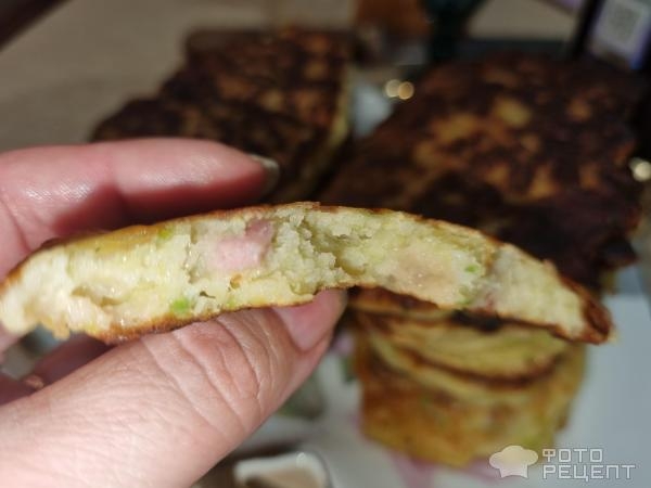 Рецепт: Оладьи из кабачков с чесноком - На блинной муке с колбасой Рецепт: Оладьи из кабачков с чесноком - На блинной муке с колбасой