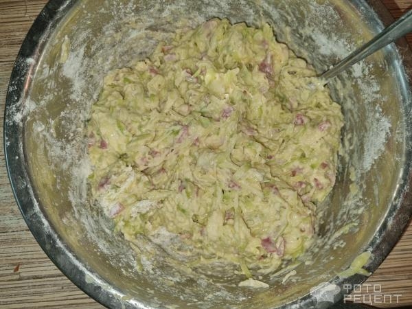 Рецепт: Оладьи из кабачков с чесноком - На блинной муке с колбасой Рецепт: Оладьи из кабачков с чесноком - На блинной муке с колбасой