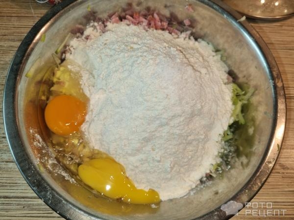 Рецепт: Оладьи из кабачков с чесноком - На блинной муке с колбасой Рецепт: Оладьи из кабачков с чесноком - На блинной муке с колбасой