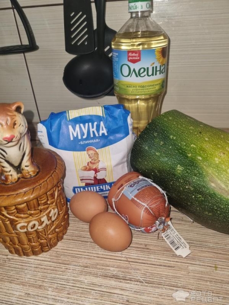 Рецепт: Оладьи из кабачков с чесноком - На блинной муке с колбасой Рецепт: Оладьи из кабачков с чесноком - На блинной муке с колбасой