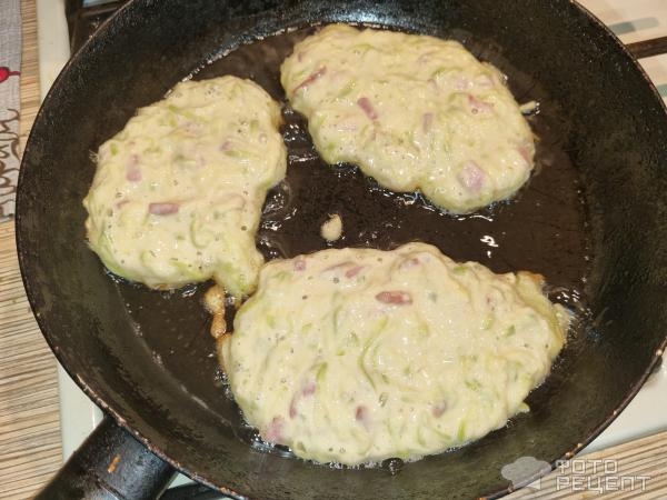 Рецепт: Оладьи из кабачков с чесноком - На блинной муке с колбасой Рецепт: Оладьи из кабачков с чесноком - На блинной муке с колбасой