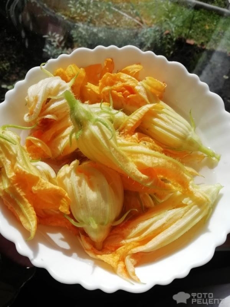 Рецепт: Омлет с цветами кабачка - на сковородке