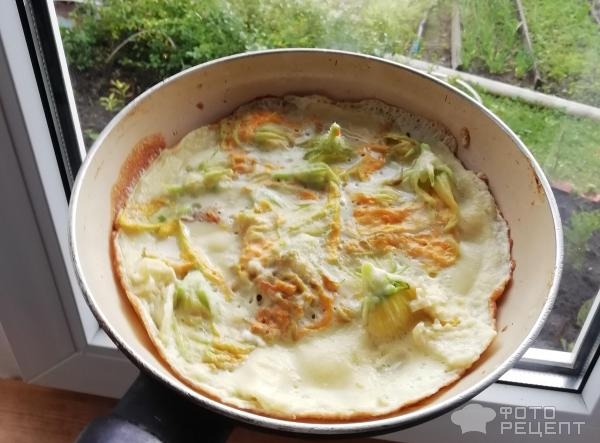 Рецепт: Омлет с цветами кабачка - на сковородке