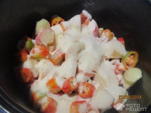 Рецепт: Остро-сладкий соус из перцев и яблок - на зиму