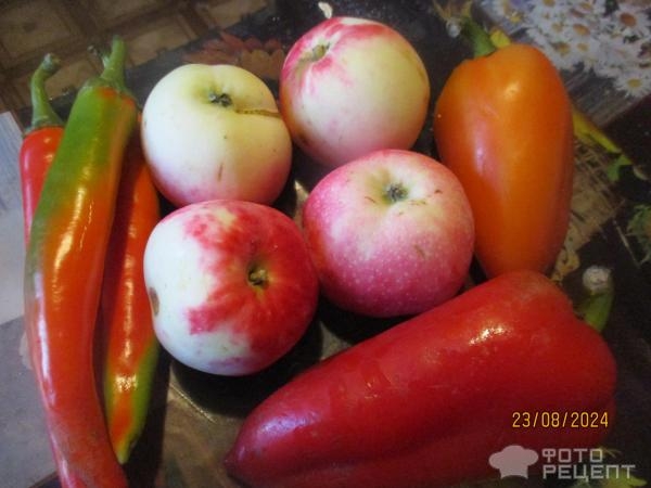 Рецепт: Остро-сладкий соус из перцев и яблок - на зиму