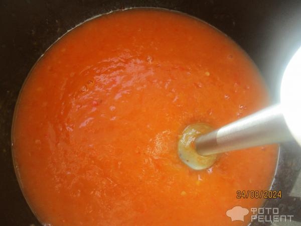 Рецепт: Остро-сладкий соус из перцев и яблок - на зиму